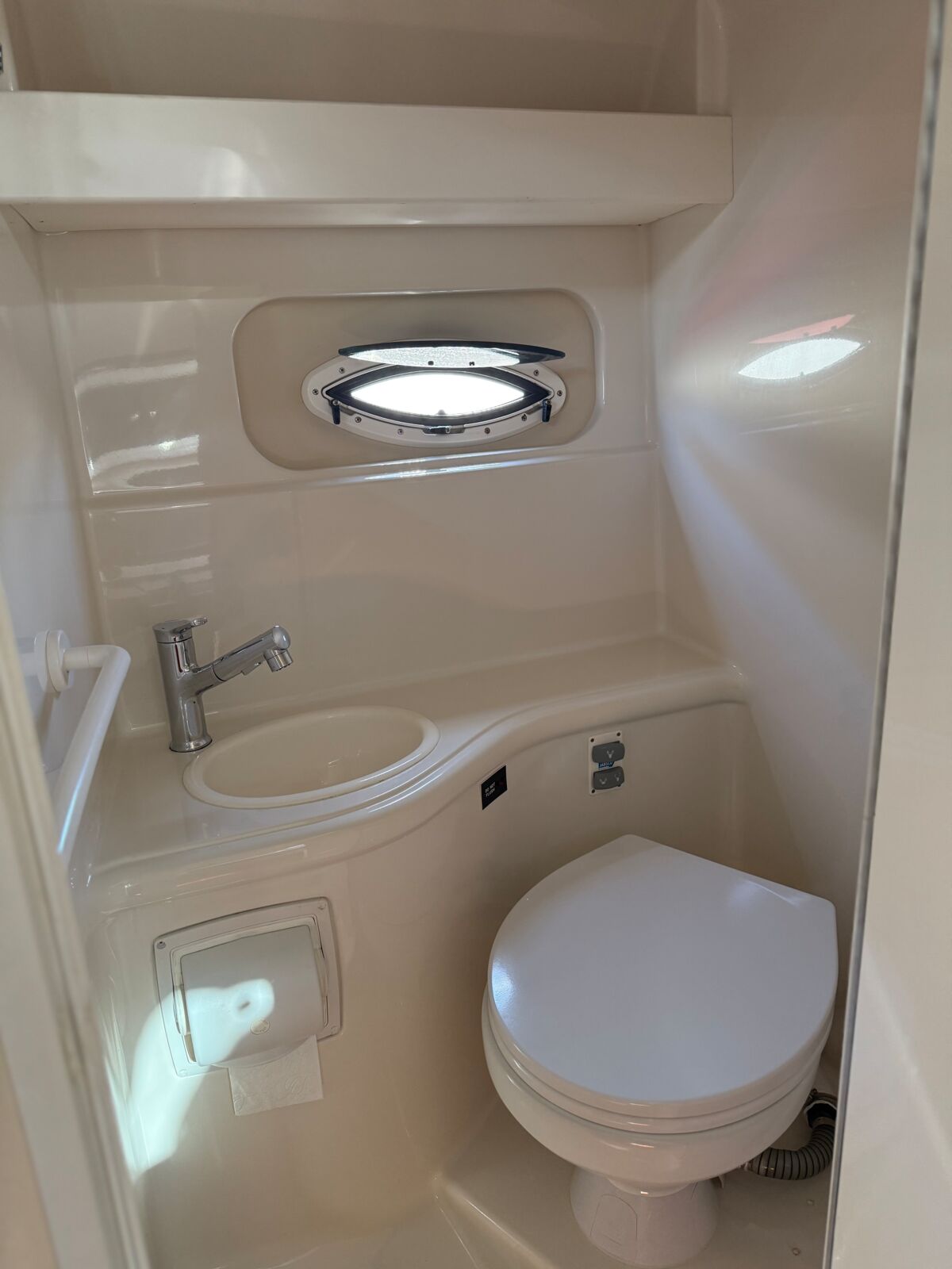 Motoryacht Monterey 270 Cruiser Sailing World Yachtmakler 24