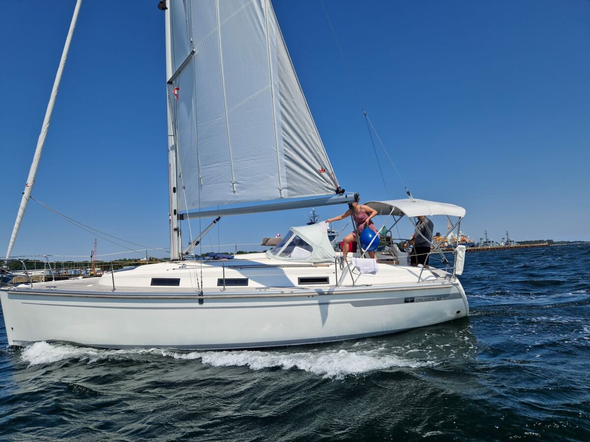 Sailing Yacht Bavaria Cruiser 32 Sailing World Yachtbrokers 2