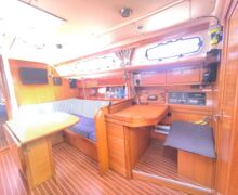 Bavaria 38 Blick auf Navi mit Epirb and Solarregler