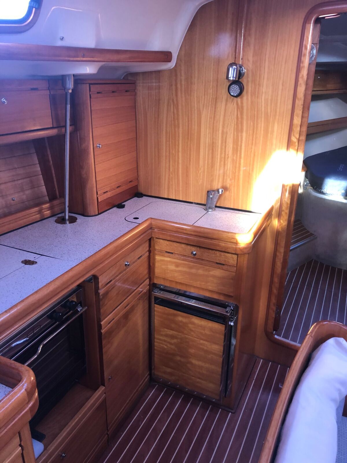 Bavaria 42-Cruiser-Gebrauchtyacht-Sailing-World-Yachtbrokers-5