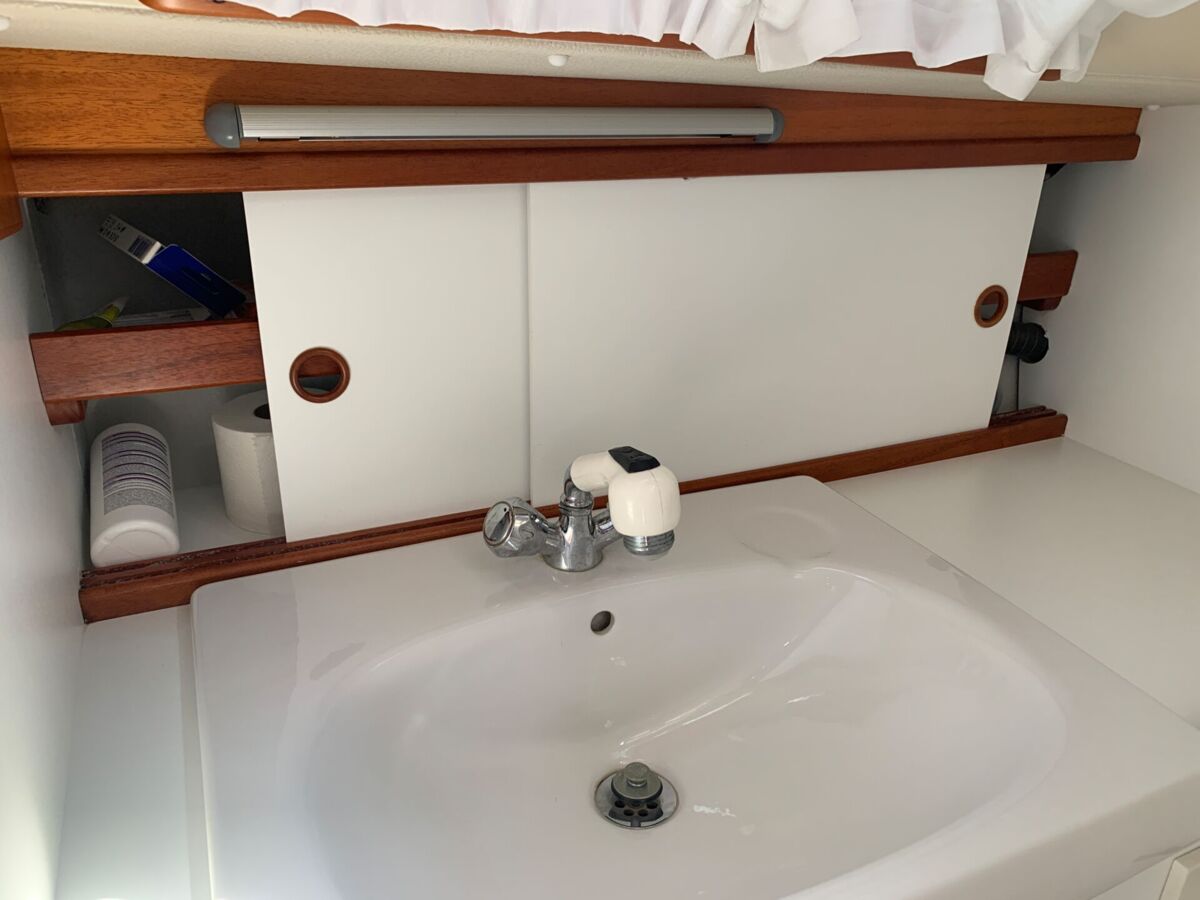 Sailing Yacht Hallberg-Rassy 34 Sailing World Yachtmakler Heiligenhafen 38
