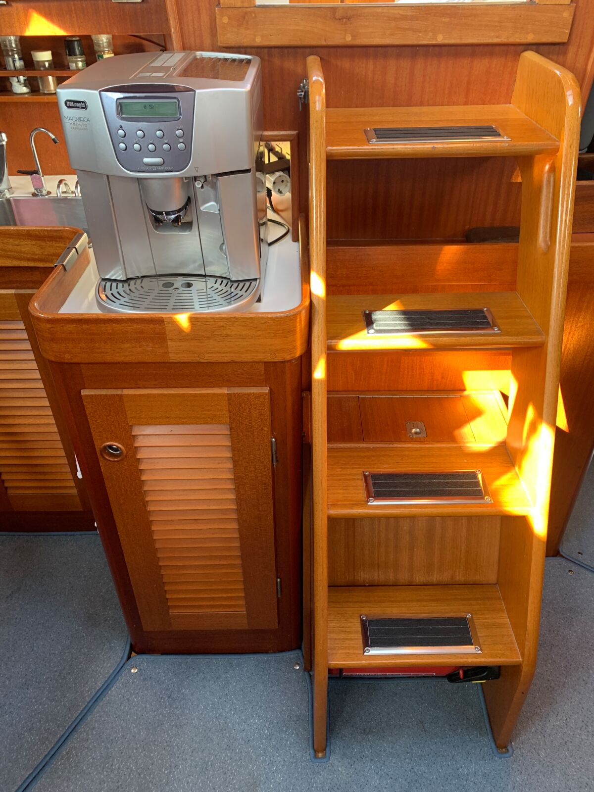 Segelyacht Hallberg-Rassy 45 Sailing World Yachtmakler Heiligenhafen 99