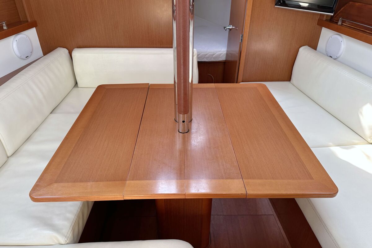 Beneteau Oceanis 34 Sailing World Yachtmakler 18