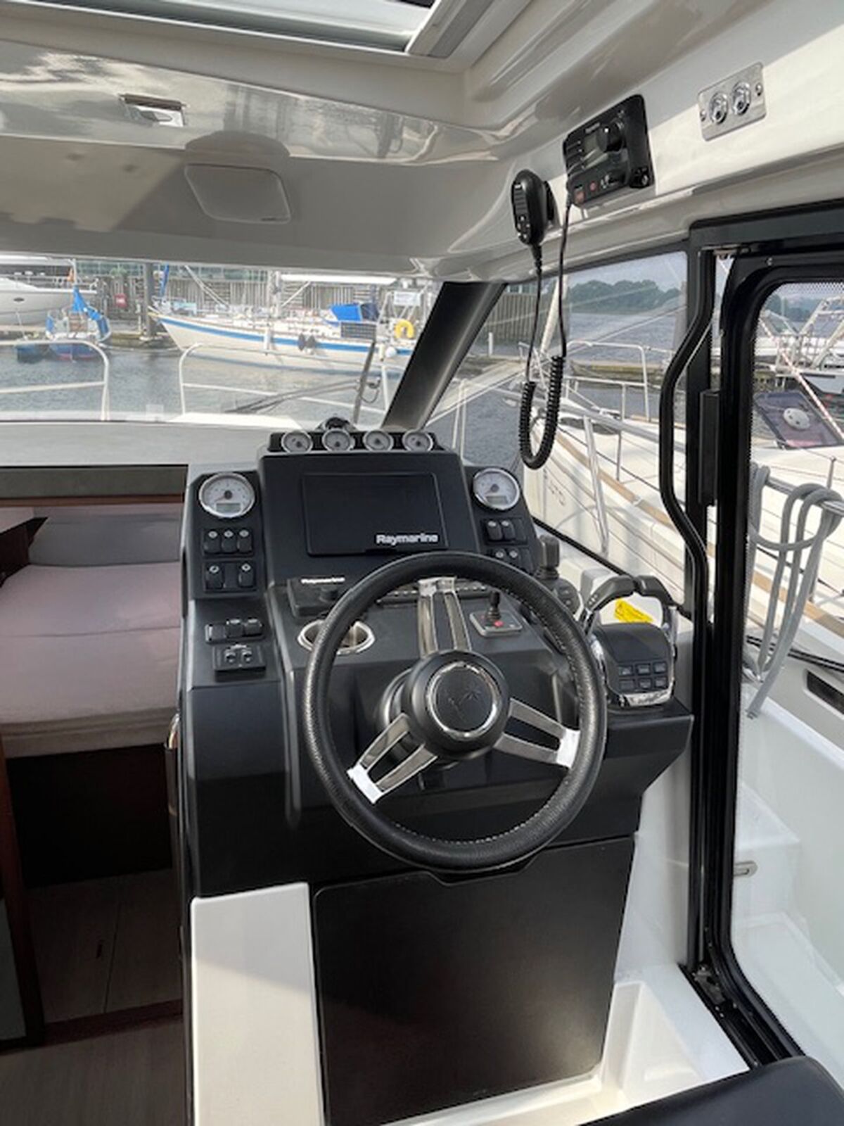 Motoryacht Jeanneau NC 33 Sailing World Yachtbrokers 5