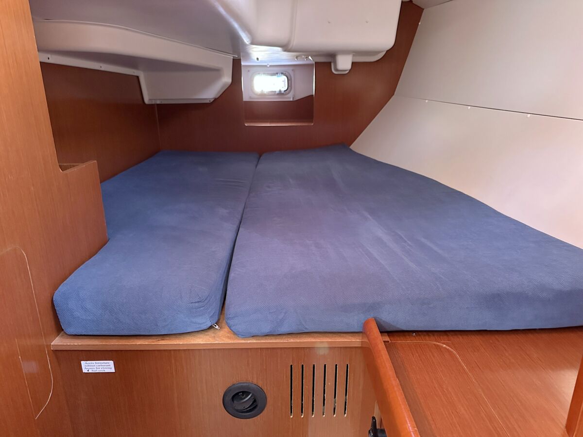 Sailing yacht Beneteau Oceanis 37 Sailing World Yachtbrokers Heiligenhafen 14