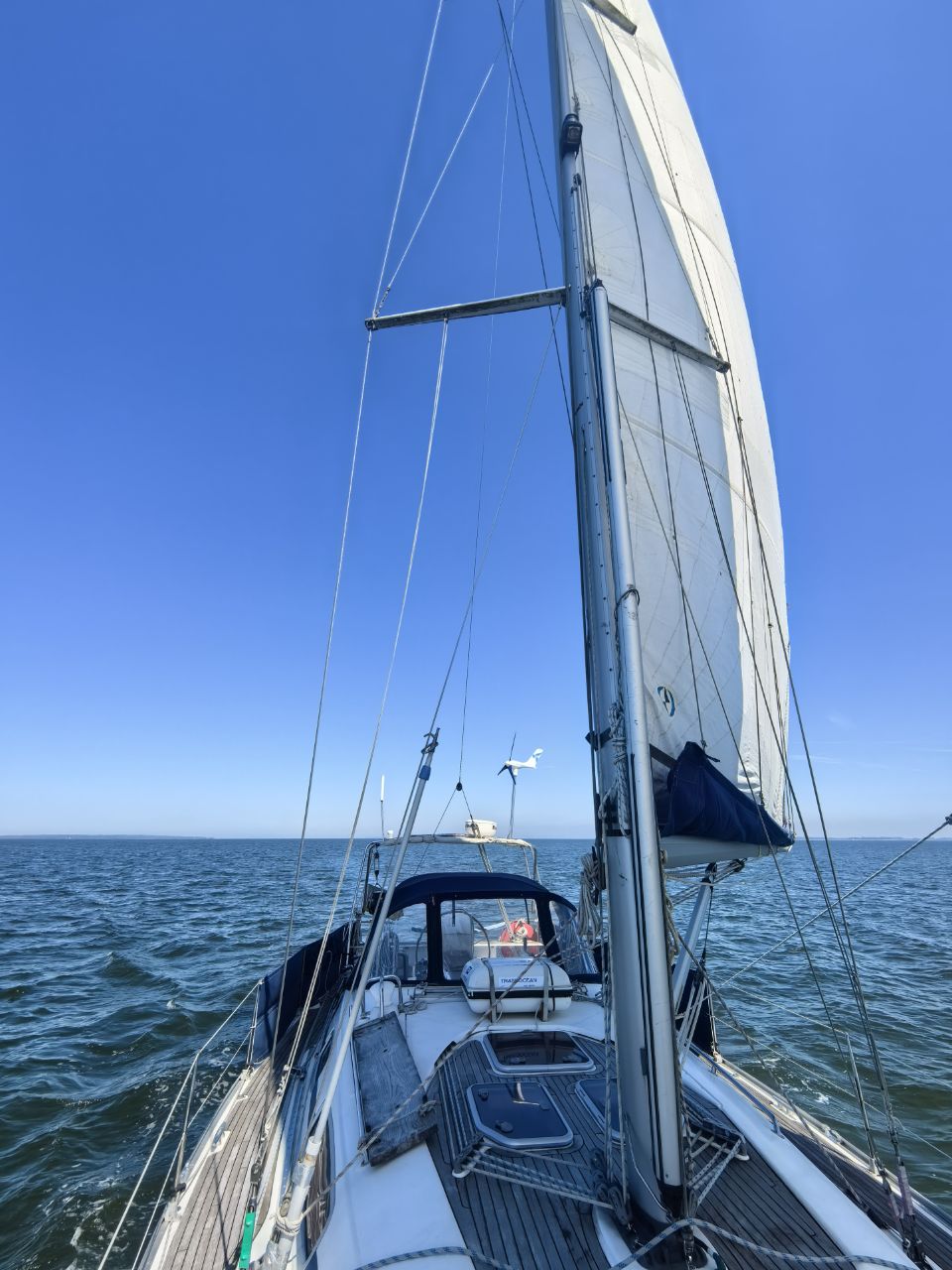 Bavaria 38 Blick auf geräteträger mit Windgenerator, Solar und Radar