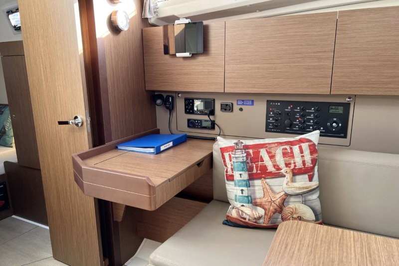 Beneteau Oceanis 35.1 Sailing World Yachtmakler 6