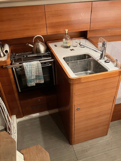 Sailing Yacht Salon 34 Sailing World Yachtbrokers 12