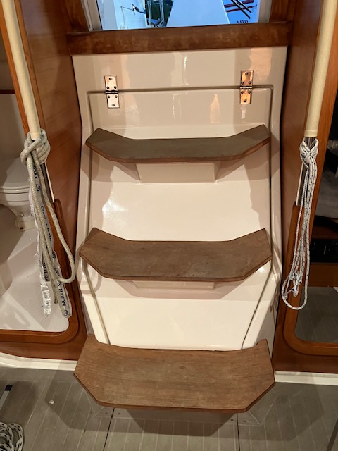 Sailing Yacht Salon 34 Sailing World Yachtbrokers 18
