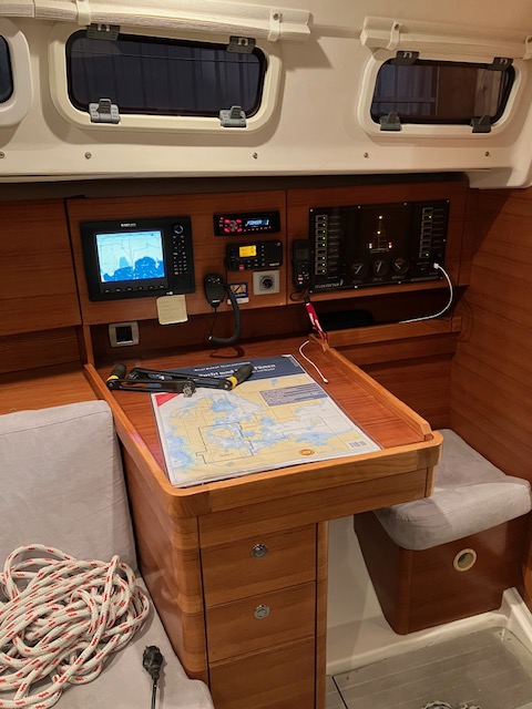 Sailing Yacht Salon 34 Sailing World Yachtbrokers 31