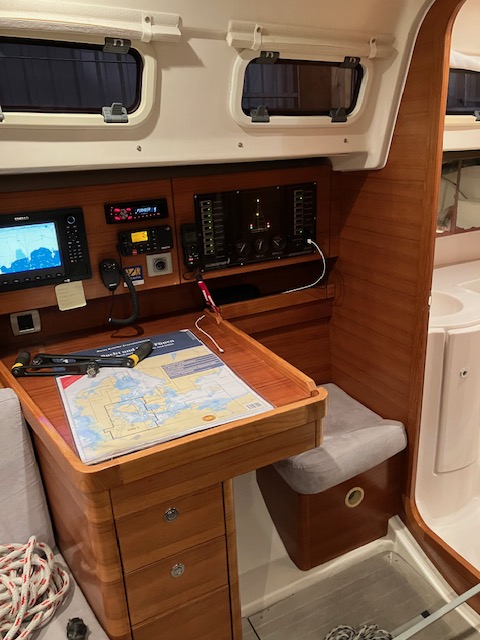 Sailing Yacht Salon 34 Sailing World Yachtbrokers 32